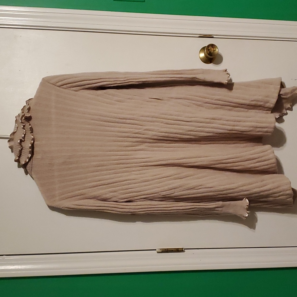 New Cynthia Rowley M pinkish cashmere sweater with ruffle accent along edge. - Picture 4 of 6